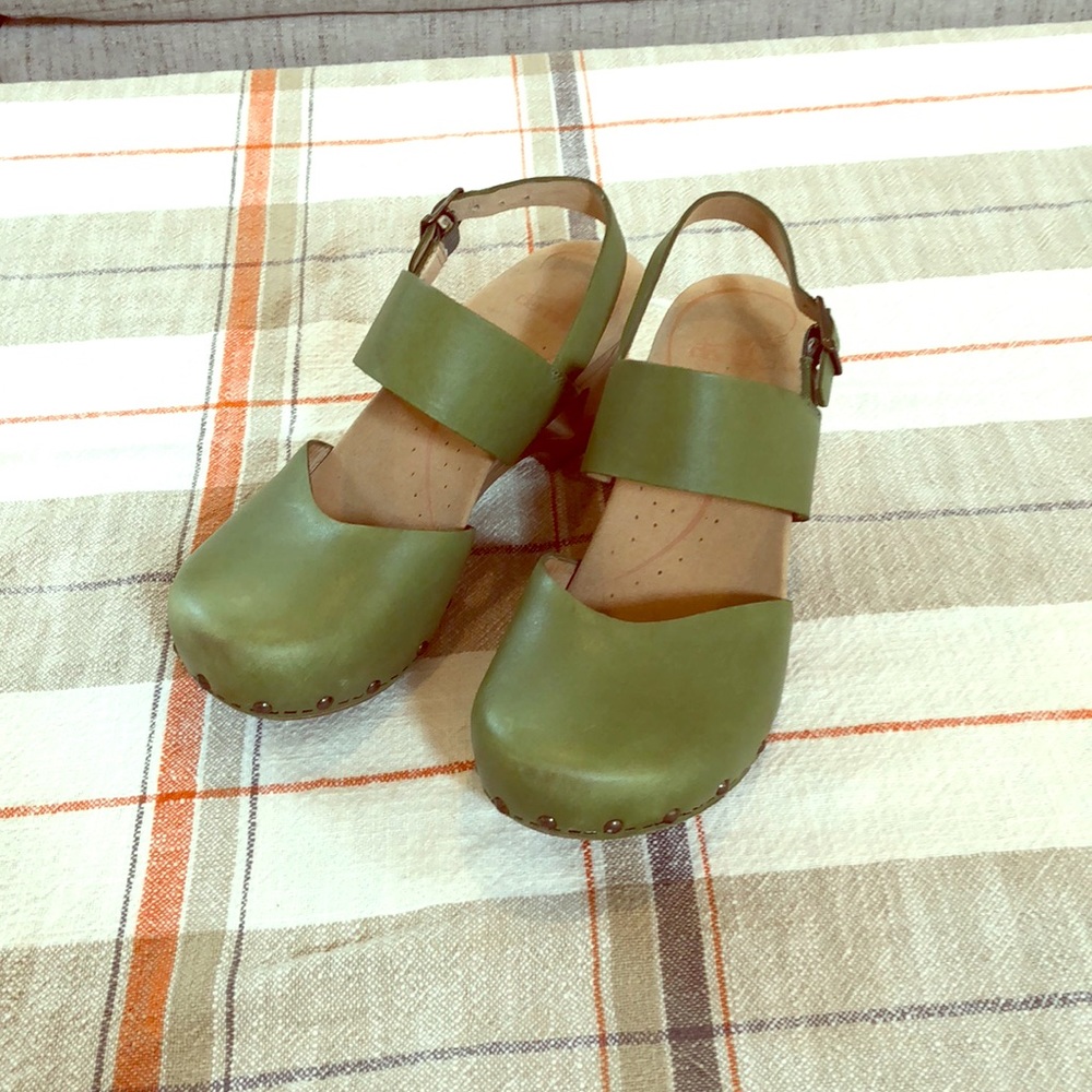 Dansko Thea Green Wood cutout shoe clog 37